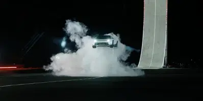 Tesla Roadster, Musk sempre più pazzo: vola davvero, va a testa in giù e fa 0-96 km/h in 0,81 secondi [VIDEO]