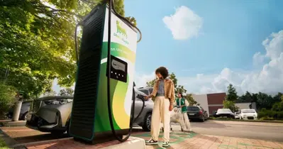 Ricaricare l'auto elettrica a costo fisso: Plenitude lancia gli abbonamenti mensili su misura