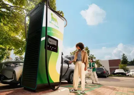 Ricaricare l'auto elettrica a costo fisso: Plenitude lancia gli abbonamenti mensili su misura