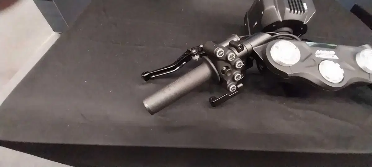 Il prototipo del manubrio MotoGP MOZA (2)