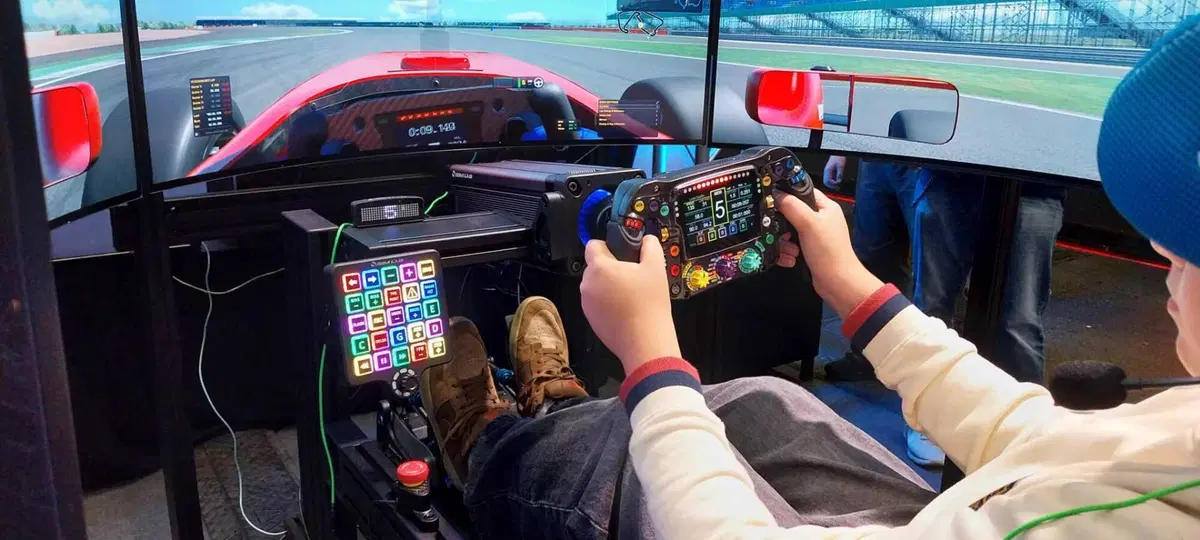 Il line-up di Sim-Lab con volante replica Porsche 963
