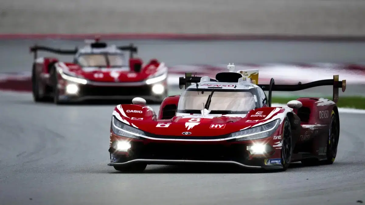 Toyota regna a Barcellona ed è Campione: il trionfo dal box e l'applauso d'onore Ferrari che abdica