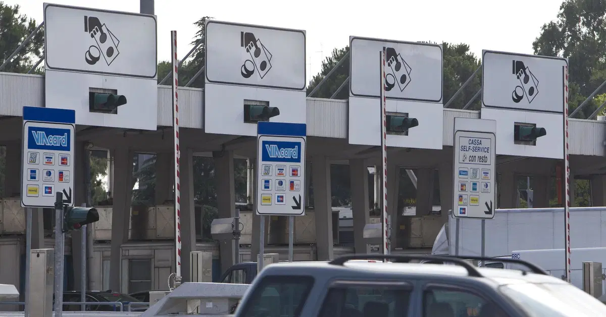 Retromarcia al casello, cambia il Codice della Strada: ecco quando sarà consentita