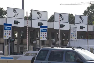 Retromarcia al casello, cambia il Codice della Strada: ecco quando sarà consentita