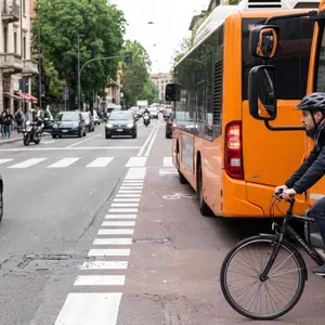 Nuovo Codice della Strada, cosa cambia per i ciclisti: precedenza, angoli ciechi e nuove regole