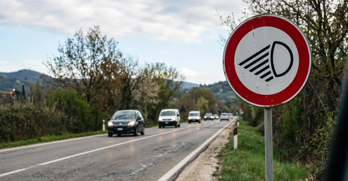 Segnale stradale con semicerchio e linee nere: cosa significa e perché riguarda anche gli automobilisti italiani