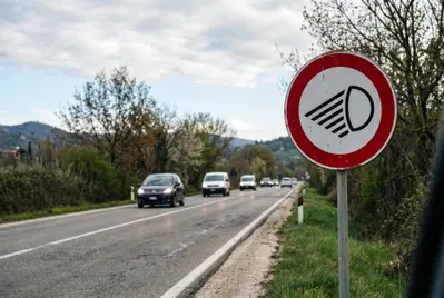 Segnale stradale con semicerchio e linee nere: cosa significa e perché riguarda anche gli automobilisti italiani