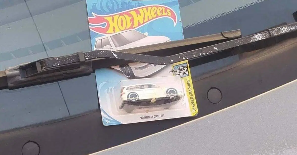 Parcheggia la Honda Civic a Napoli e trova una sorpresa sotto il tergicristallo