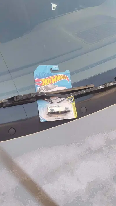 Parcheggia la Honda Civic a Napoli e trova una sorpresa sotto il tergicristallo