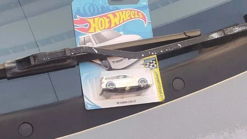 Parcheggia la Honda Civic a Napoli e trova una sorpresa sotto il tergicristallo