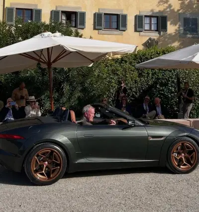 Cosa ci fa Jeremy Clarkson in Italia? Il mistero svelato a Firenze tra supercar e una Jaguar 'coltivata' in fattoria