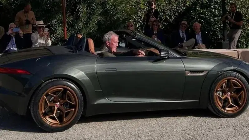Cosa ci fa Jeremy Clarkson in Italia? Il mistero svelato a Firenze tra supercar e una Jaguar 'coltivata' in fattoria