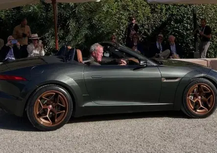 Cosa ci fa Jeremy Clarkson in Italia? Il mistero svelato a Firenze tra supercar e una Jaguar coltivata in fattoria