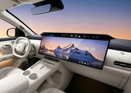 BYD Tang EV, arriva la Giant Screen UI: due maxi schermi da 35,4 e 30 pollici e intelligenza artificiale