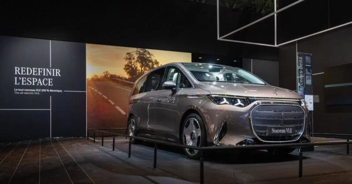 Salone di Parigi, un bambino alla guida di una Mercedes: ecco cosa è successo davvero