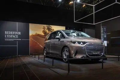 Salone di Parigi, un bambino alla guida di una Mercedes: ecco cosa è successo davvero