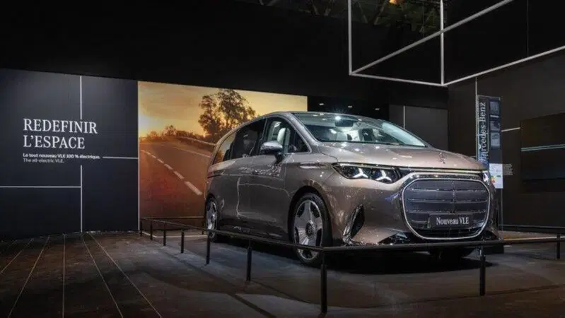 Salone di Parigi, un bambino alla guida di una Mercedes: ecco cosa è successo davvero