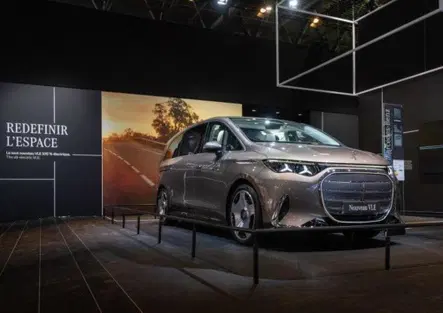 Salone di Parigi, un bambino alla guida di una Mercedes: ecco cosa è successo davvero
