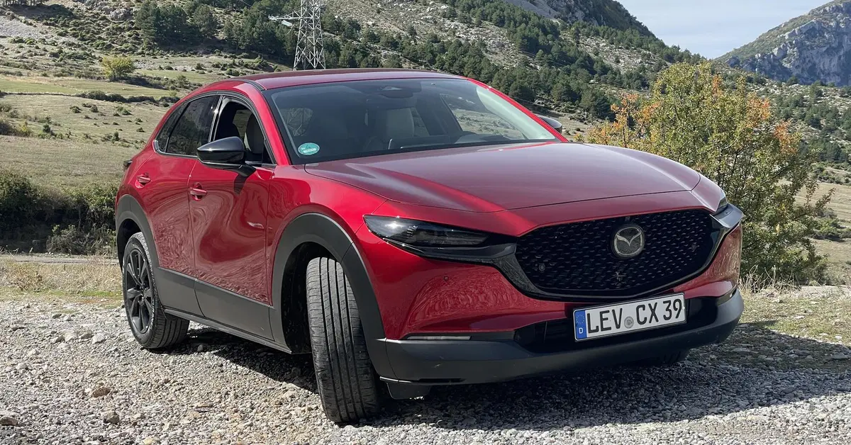Mazda CX-30 2027: il test consumi con il 2.5 e-Skyactiv G tra le curve dell'Albania [VIDEO]