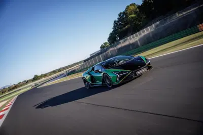 Oltre i limiti della fisica: Lamborghini Revuelto SV, il 'mostro' ibrido da 1.065 CV che riscrive le regole della pista [VIDEO]