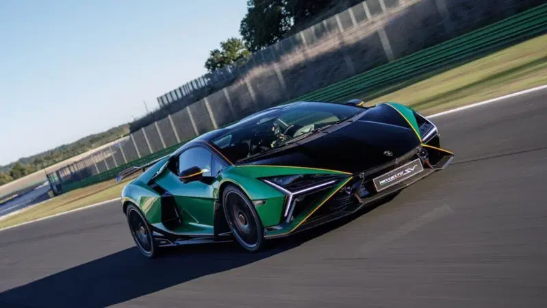 Oltre i limiti della fisica: Lamborghini Revuelto SV, il 'mostro' ibrido da 1.065 CV che riscrive le regole della pista [VIDEO]