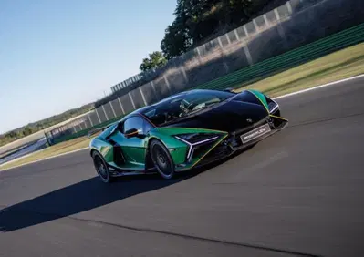 Oltre i limiti della fisica: Lamborghini Revuelto SV, il mostro ibrido da 1.065 CV che riscrive le regole della pista [VIDEO]