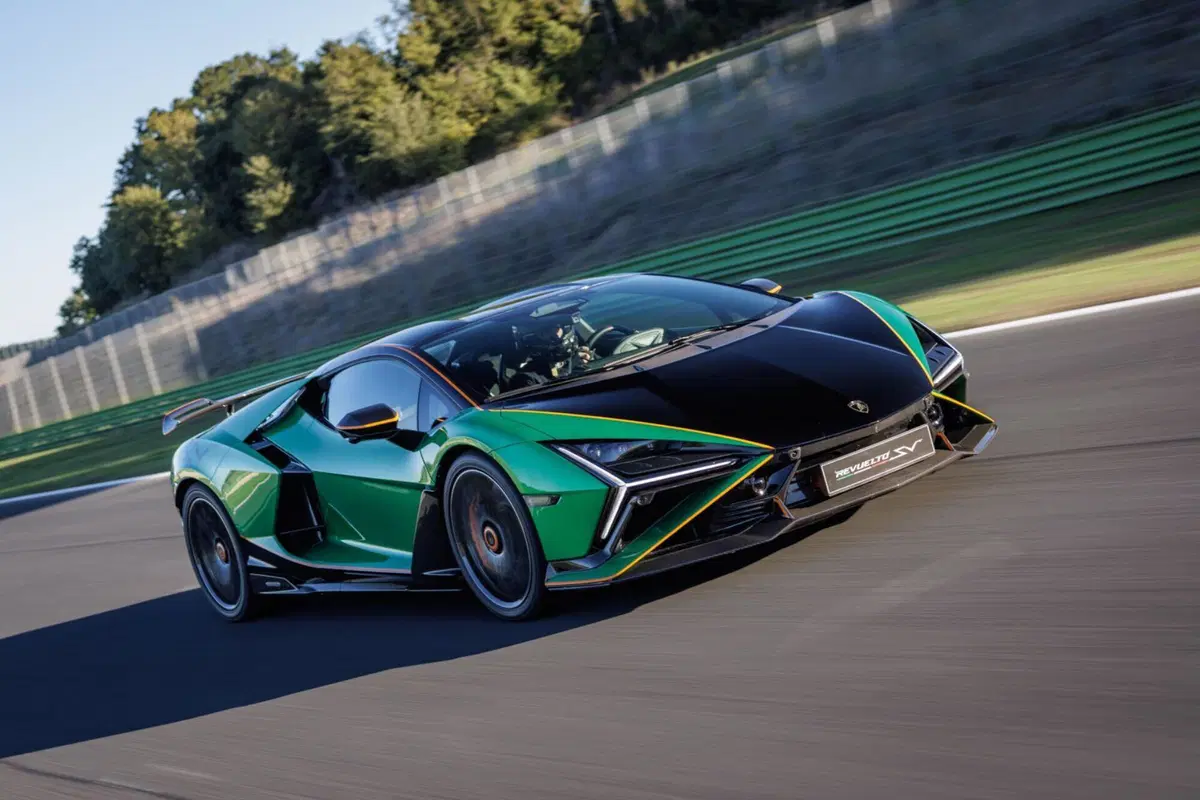 Oltre i limiti della fisica: Lamborghini Revuelto SV, il "mostro" ibrido da 1.065 CV che riscrive le regole della pista [VIDEO]