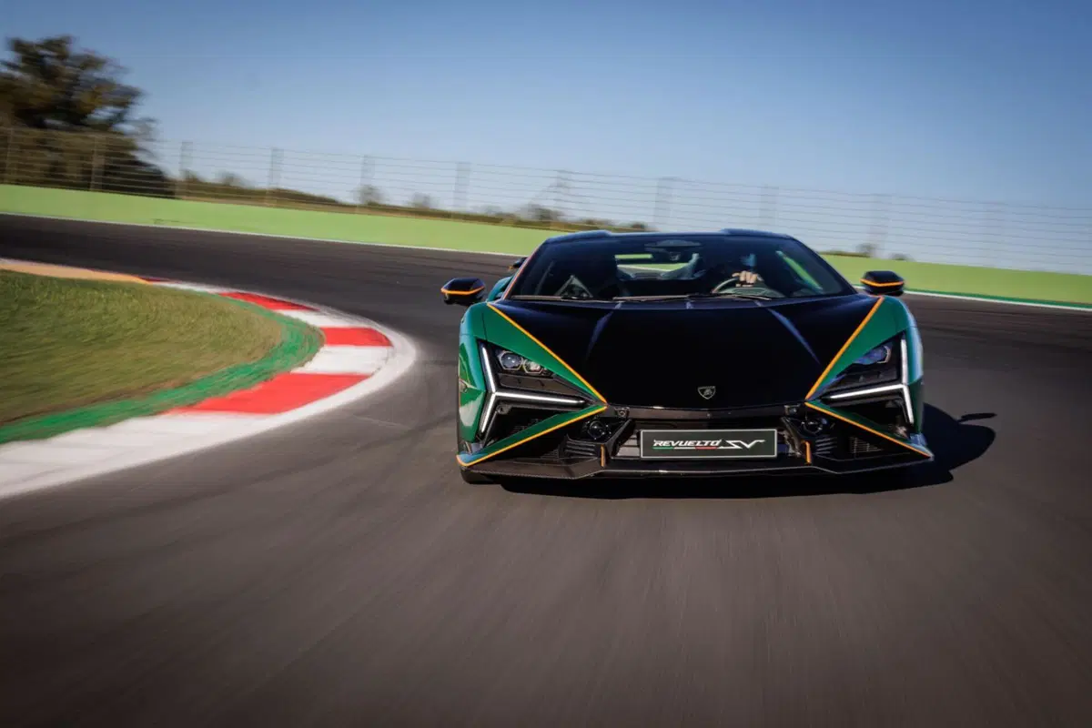 Oltre i limiti della fisica: Lamborghini Revuelto SV, il "mostro" ibrido da 1.065 CV che riscrive le regole della pista [VIDEO] (2)