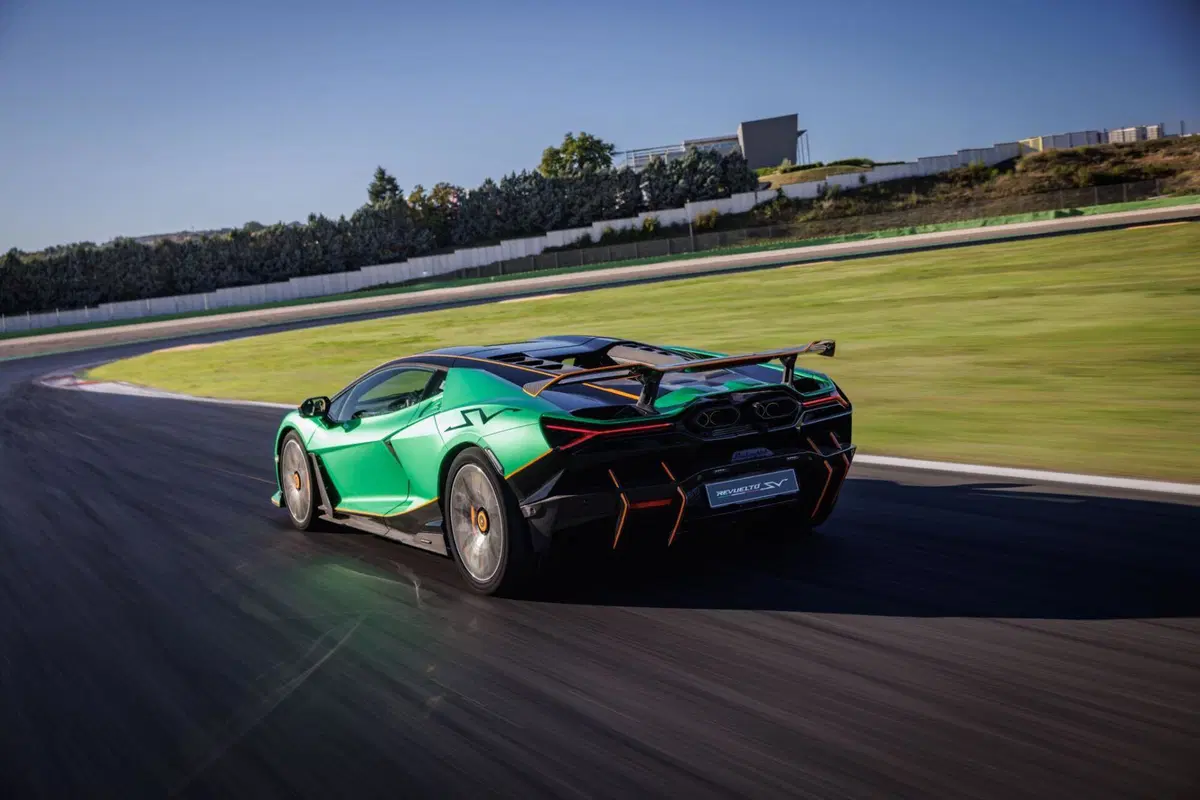 Oltre i limiti della fisica: Lamborghini Revuelto SV, il "mostro" ibrido da 1.065 CV che riscrive le regole della pista [VIDEO] (3)