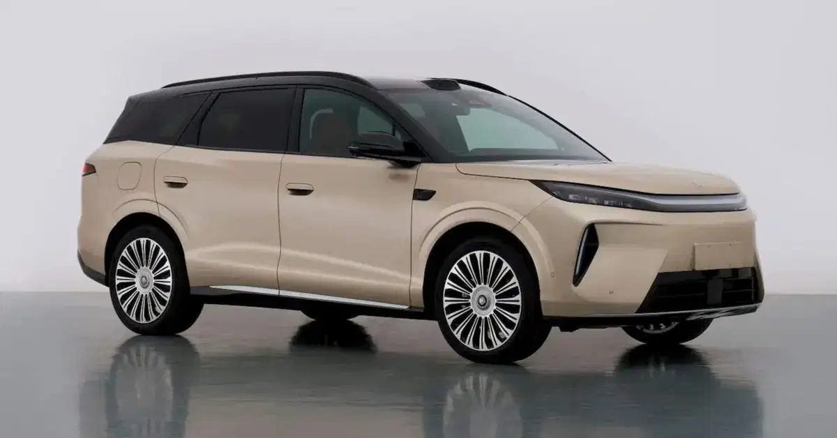 BYD Tang EV, ecco il nuovo SUV elettrico con due maxi schermi e un abitacolo hi-tech