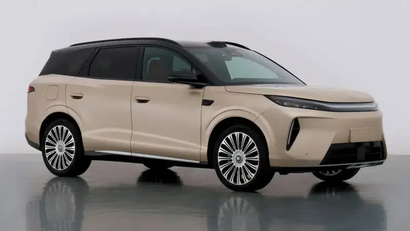 BYD Tang EV, ecco il nuovo SUV elettrico con due maxi schermi e un abitacolo hi-tech