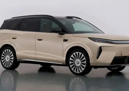 BYD Tang EV, ecco il nuovo SUV elettrico con due maxi schermi e un abitacolo hi-tech