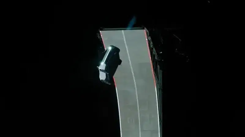 Una Tesla che fa le acrobazie? Musk prepara un parco giochi da Hot Wheels