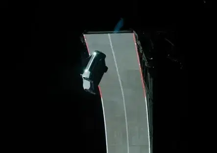 Una Tesla che fa le acrobazie? Musk prepara un parco giochi da Hot Wheels
