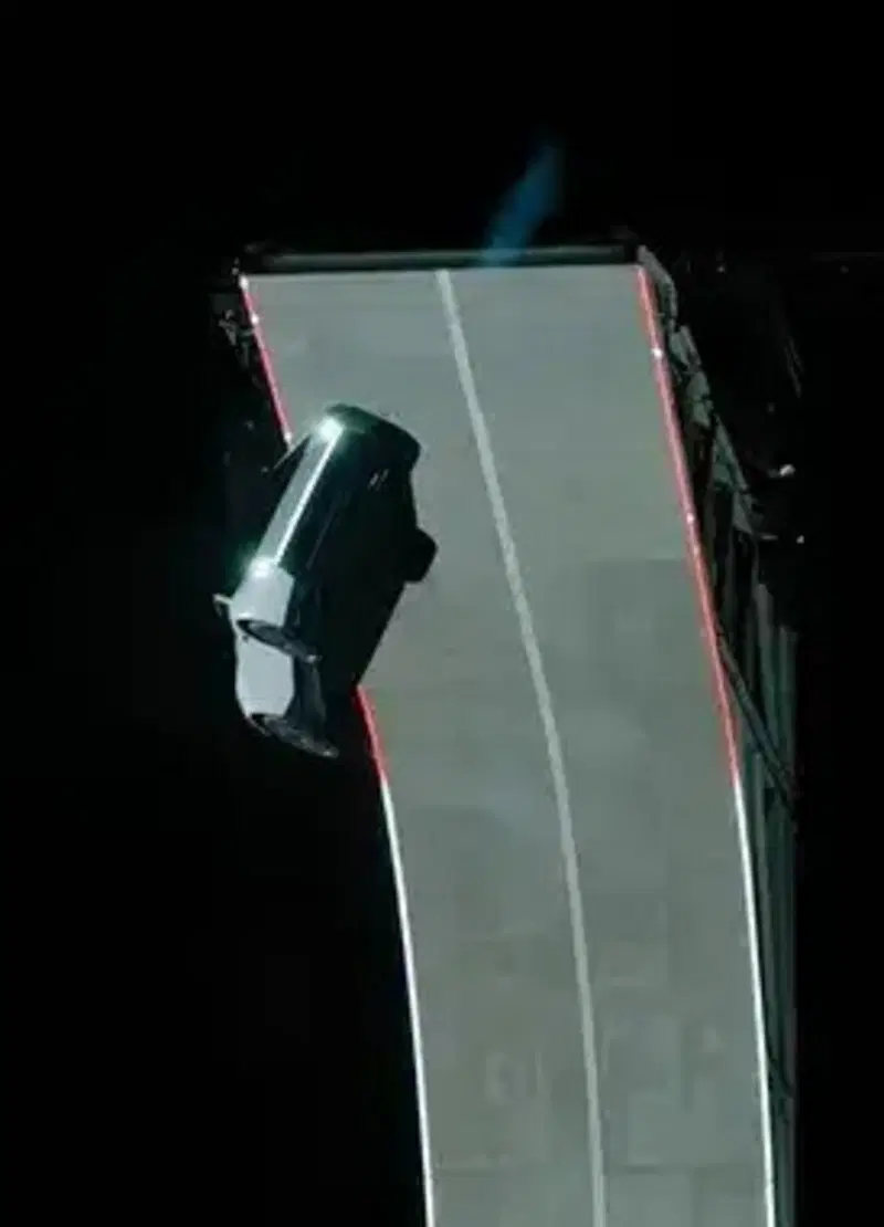 Una Tesla che fa le acrobazie? Musk prepara un parco giochi da Hot Wheels