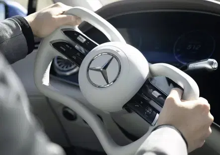 Mercedes-Benz, il volante del futuro arriva anche sui SUV: ecco come funziona il nuovo brevetto