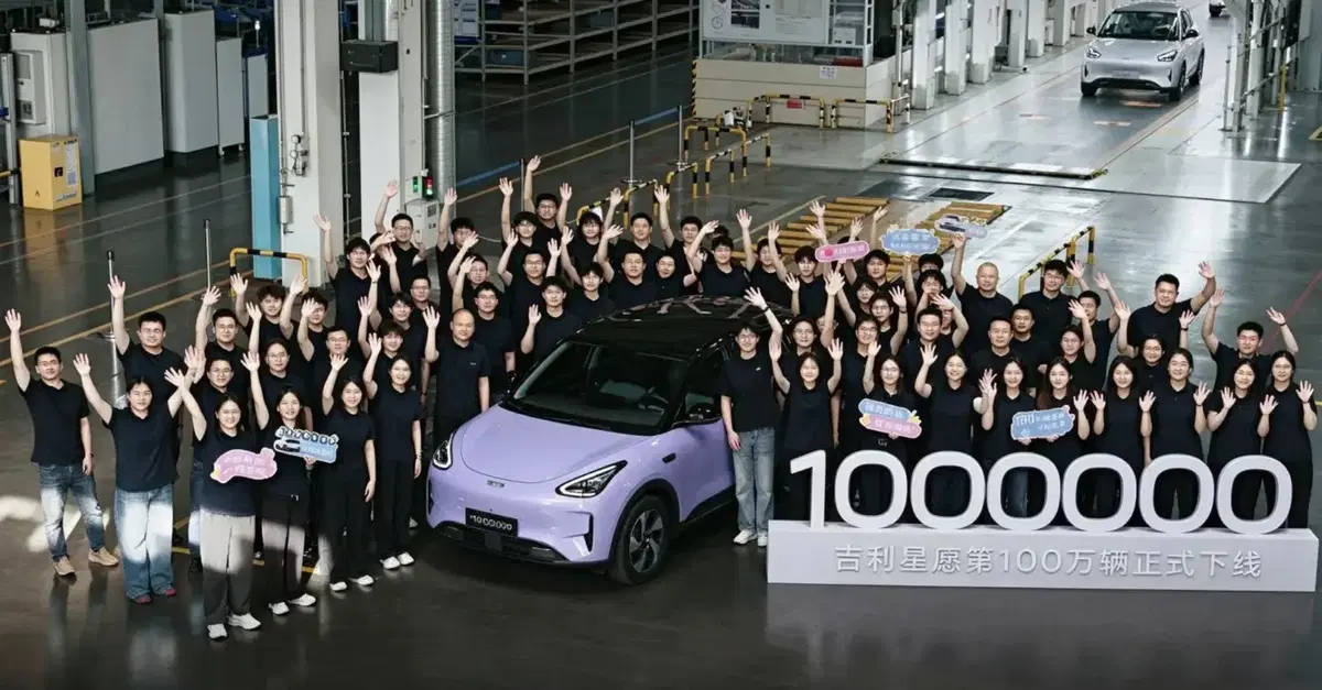 Geely EX2, successo da record: un milione di auto in soli due anni. E ora arriva fino a 480 km di autonomia