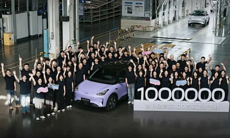 Geely EX2, successo da record: un milione di auto in soli due anni. E ora arriva fino a 480 km di autonomia
