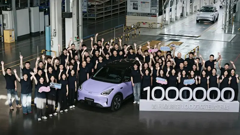 Geely EX2, successo da record: un milione di auto in soli due anni. E ora arriva fino a 480 km di autonomia