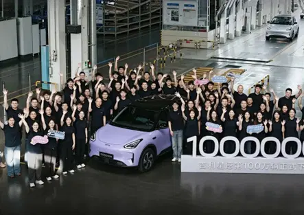 Geely EX2, successo da record: un milione di auto in soli due anni. E ora arriva fino a 480 km di autonomia