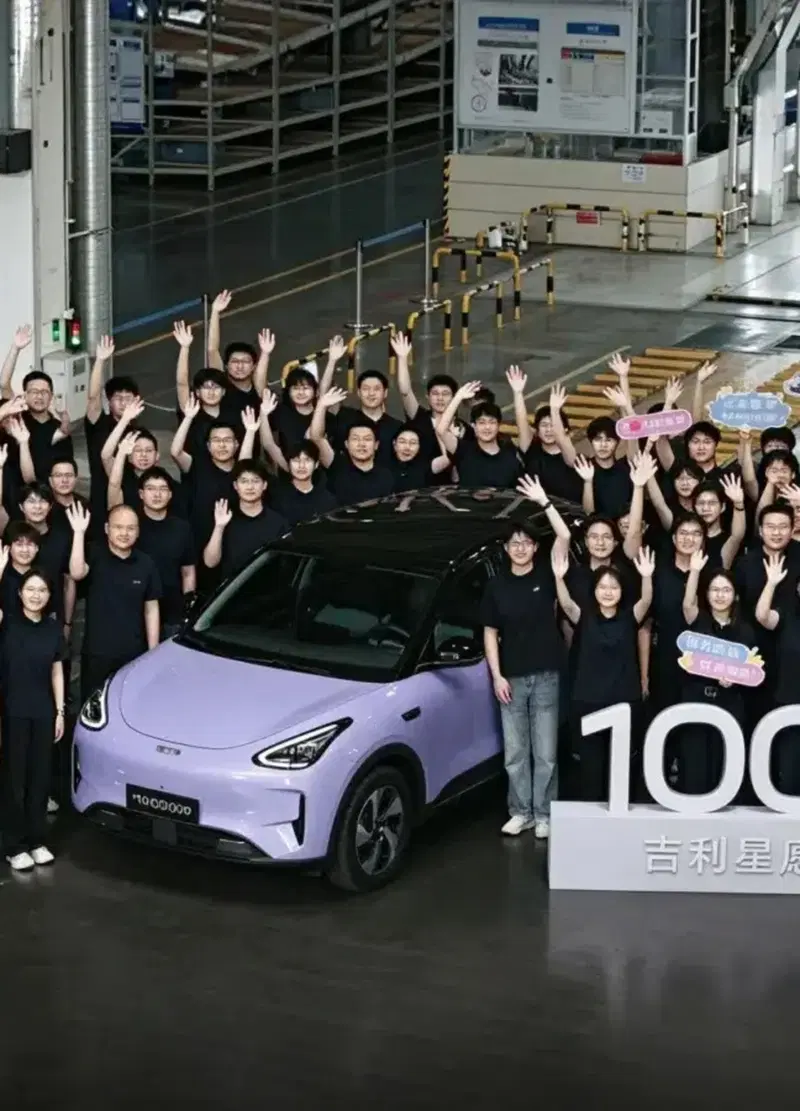 Geely EX2, successo da record: un milione di auto in soli due anni. E ora arriva fino a 480 km di autonomia