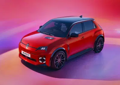 Renault 5 E-tech: la più economica si aggiorna e arriva con più potenza e la ricarica veloce di serie