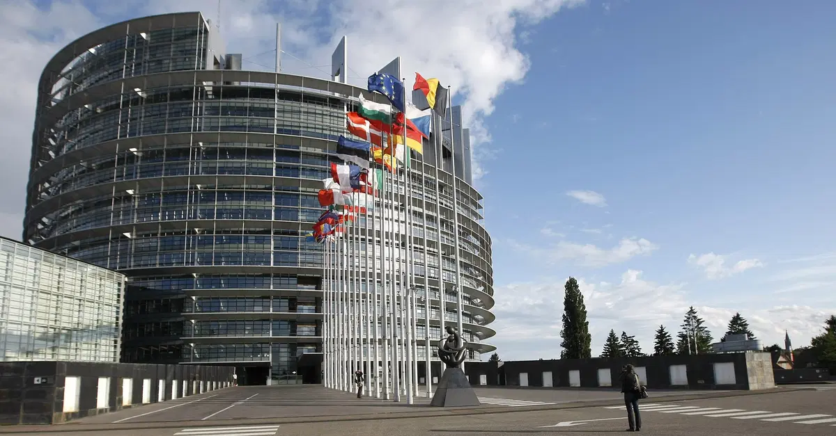 Motori termici dopo il 2035, il Parlamento europeo apre il varco: cosa cambia davvero