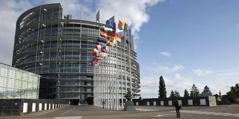 Motori termici dopo il 2035, il Parlamento europeo apre il varco: cosa cambia davvero