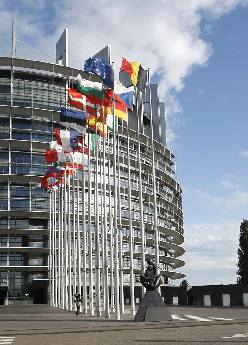 Motori termici dopo il 2035, il Parlamento europeo apre il varco: cosa cambia davvero
