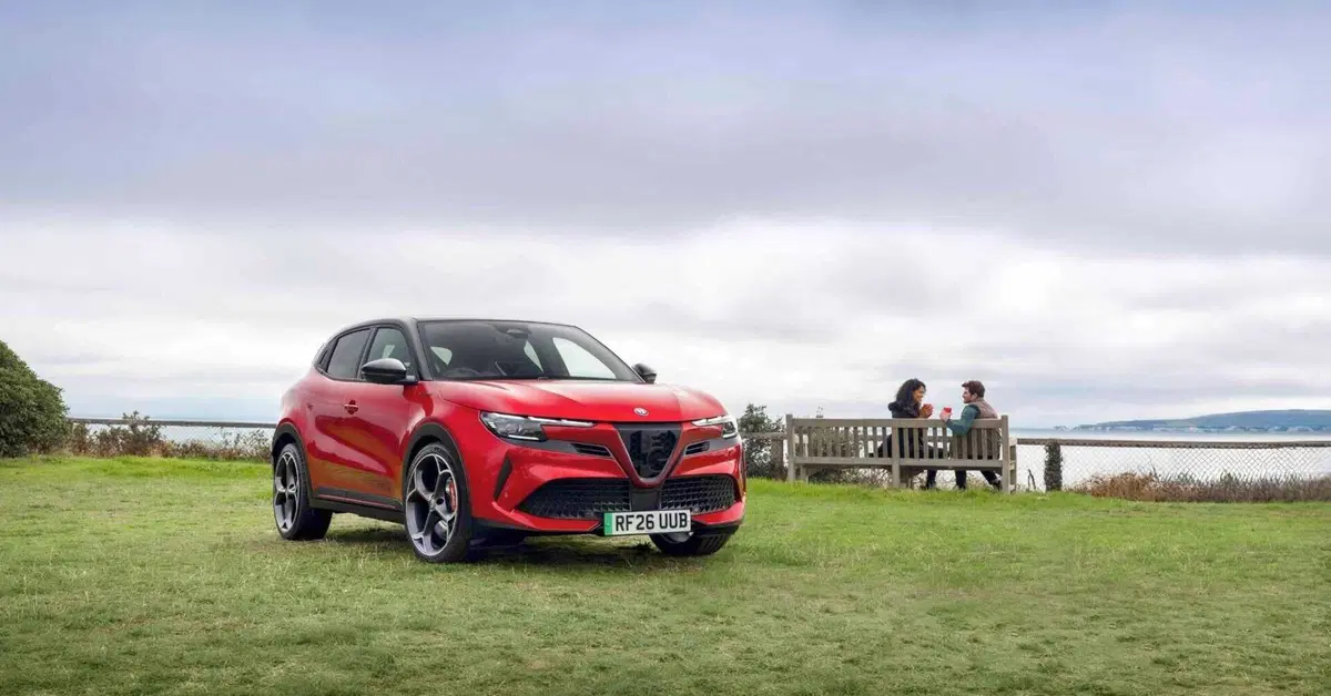 Alfa Romeo meglio di Tinder? Il Biscione si trasforma in Cupido con la Junior Elettrica