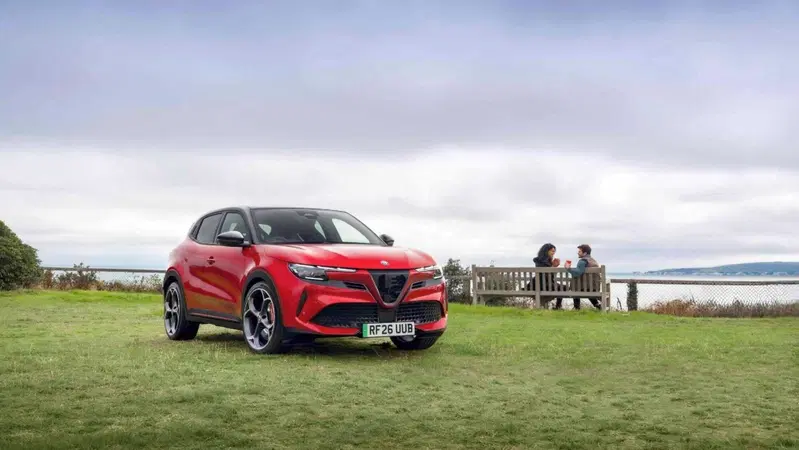 Alfa Romeo meglio di Tinder? Il Biscione si trasforma in Cupido con la Junior Elettrica