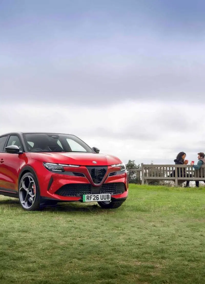Alfa Romeo meglio di Tinder? Il Biscione si trasforma in Cupido con la Junior Elettrica