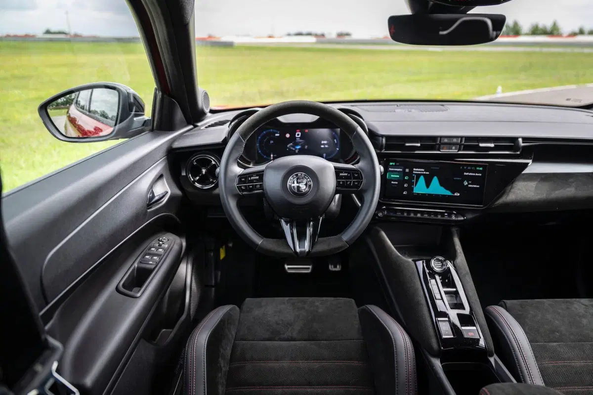 Alfa Romeo Junior: motorizzazioni, allestimenti, optional e prezzi. Guida all’acquisto (16)