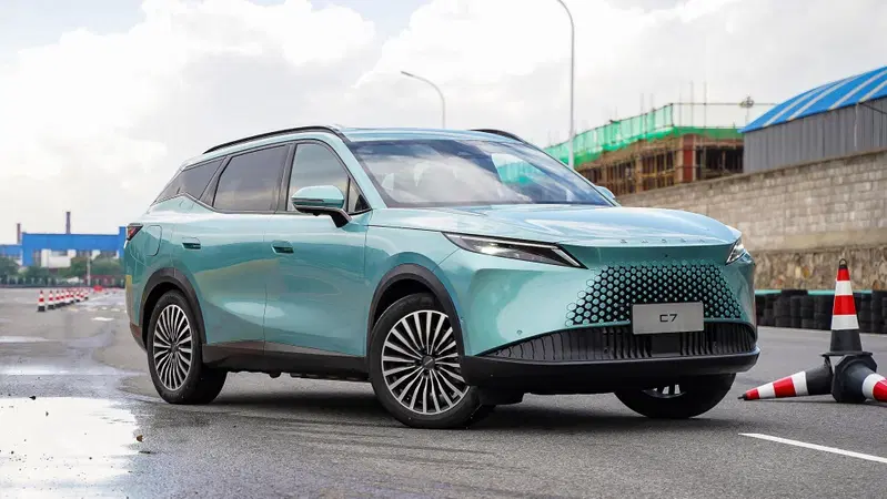 La rivoluzione ibrida di Omoda e Jaecoo: maxi-batteria da 5 kWh sulla Omoda 7 e un'offensiva da 13 nuovi modelli